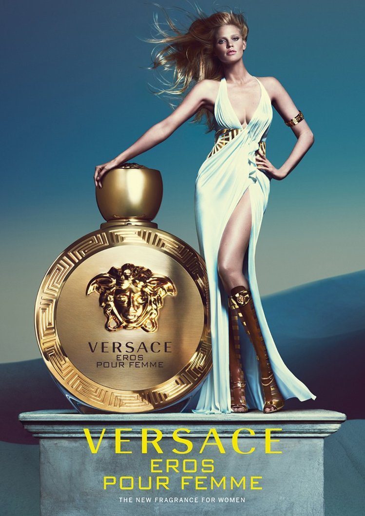 荷蘭超模Lara Stone性感演繹VERSACE艾諾斯‧愛神女性淡香精形象廣告。圖／宏亞香水提供　