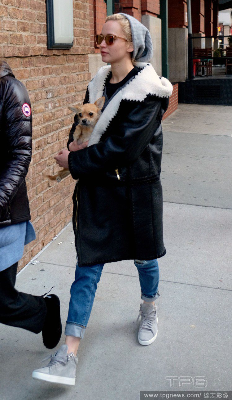 珍妮佛勞倫斯近來熱愛 Alberta Ferretti 的翻領皮革大衣，穿著它趴趴走。圖／達志影像