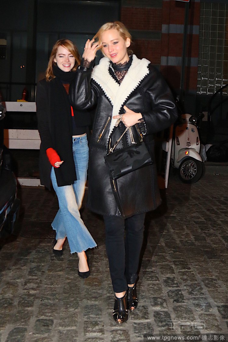 珍妮佛勞倫斯近來熱愛 Alberta Ferretti 的翻領皮革大衣，穿著它趴趴走。圖／達志影像