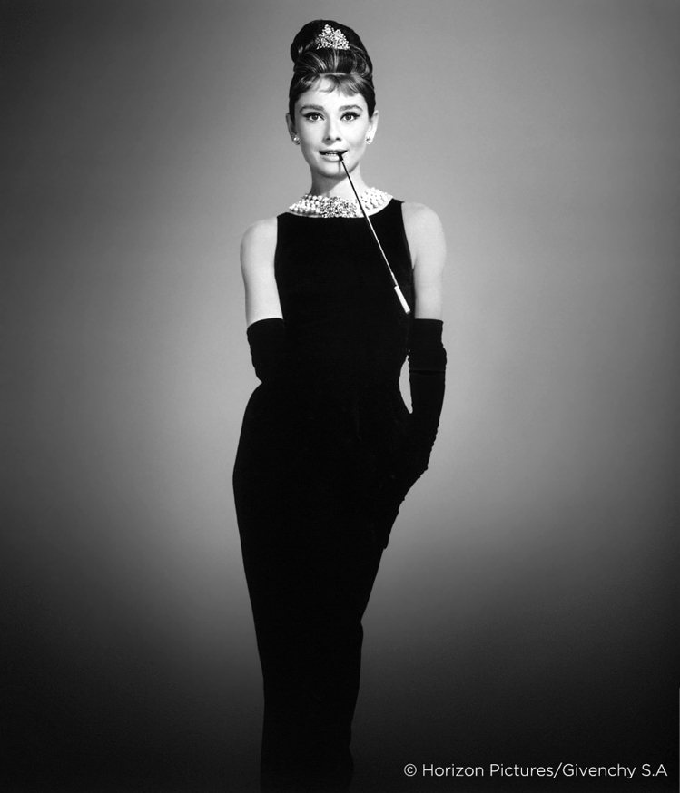 紀梵希為奧黛麗赫本在電影「第凡內早餐」設計的黑色洋裝，成為巴黎少女的制服。圖／天馬行空提供