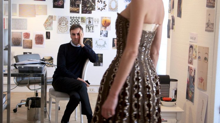 「璀璨風華‧Dior之夜」描述設計師羅夫西蒙如何在兩個月內打造高訂秀的過程。圖／天馬行空提供