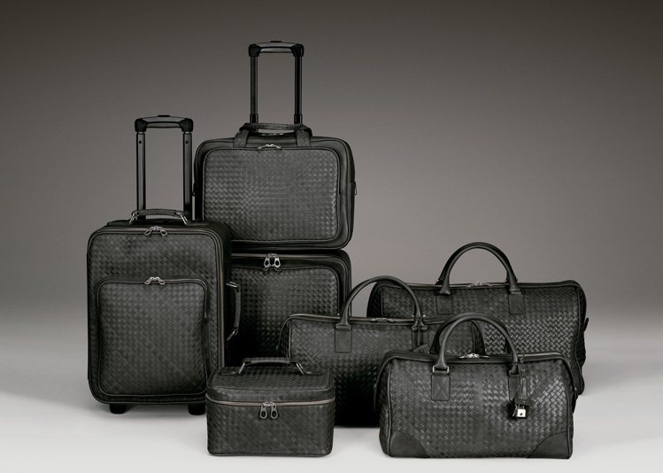 BOTTEGA VENETA黑色編織小牛皮拉桿行李箱，售價17萬7,500元起。圖／BOTTEGA VENETA提供