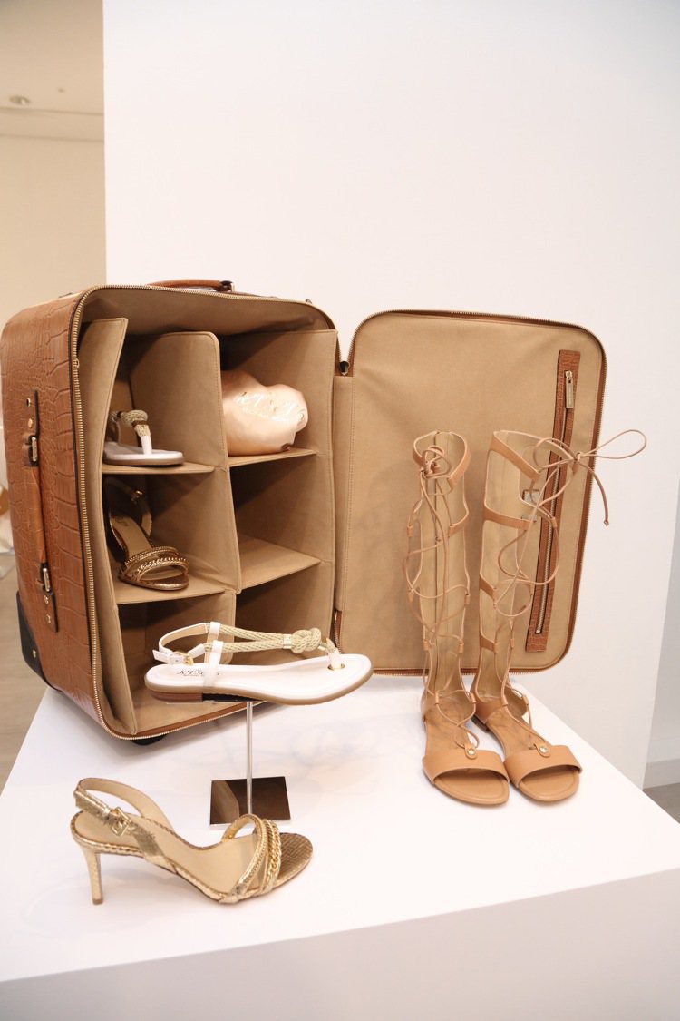 MICHAEL KORS Jet Set系列鞋履行李箱可置放6雙鞋。圖／MICHAEL KORS提供