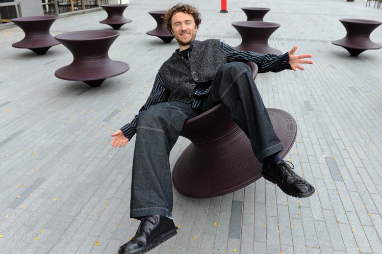 設計師Thomas Heatherwick來台開展，帶來混色板螺旋椅。圖／MOT CASA提供
