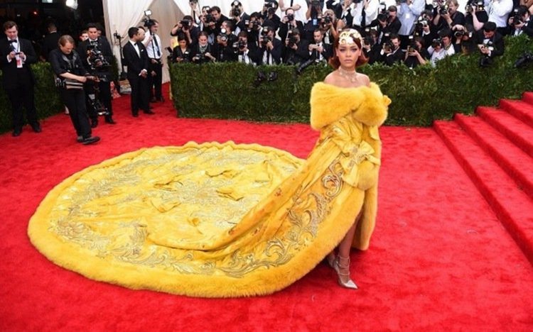 蕾哈娜在大都會博物館慈善晚宴中的這身金黃「龍袍」被網友惡搞成蛋皮或披薩。圖／法新社