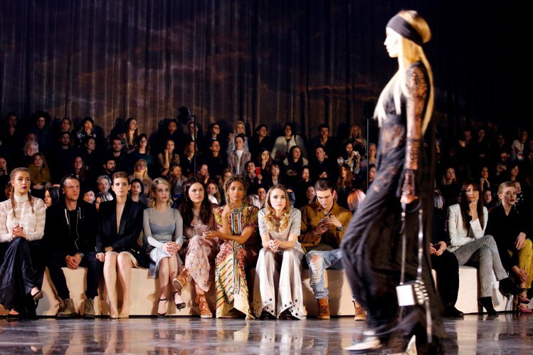 H&M在巴黎時裝周發表Studio系列，與一線精品比美。圖／H&M提供