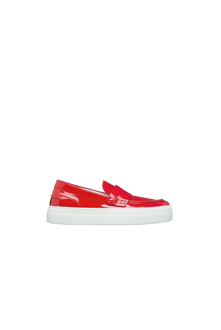 GISELE艷紅色皮革休閒鞋，售價14,700元。圖／MONCLER提供
