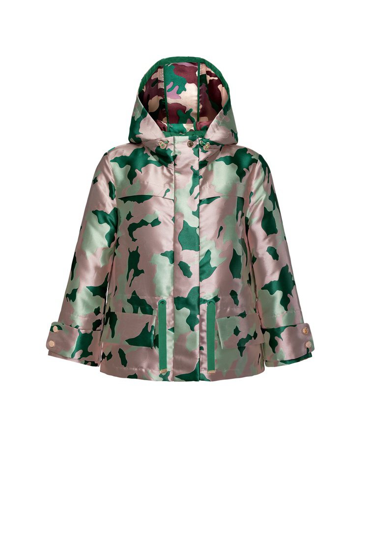 CORAIL粉綠色迷彩連帽外套，售價52,000元。圖／MONCLER提供