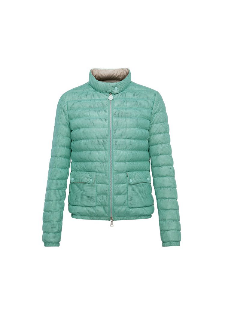 DELFI松石綠輕羽絨小羊皮外套，售價100,500元。圖／MONCLER提供