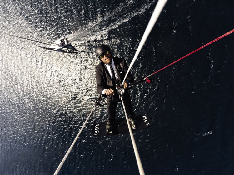 曾環遊世界的英國帆船運動員 Alex Thomson 日前駕駛著他的 HUGO BOSS 號競賽帆船再度完成一項令人嘆為觀止的特技表演。圖／BOSS提供