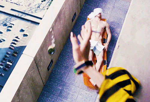 湯姆希德斯頓不脫衣服也是許多人心中的可愛帥氣男神，在《摩天樓》裡的這段戲先前於預告中只出現短短一秒，但馬上掀起熱議。圖／擷取自buzzfeed.com