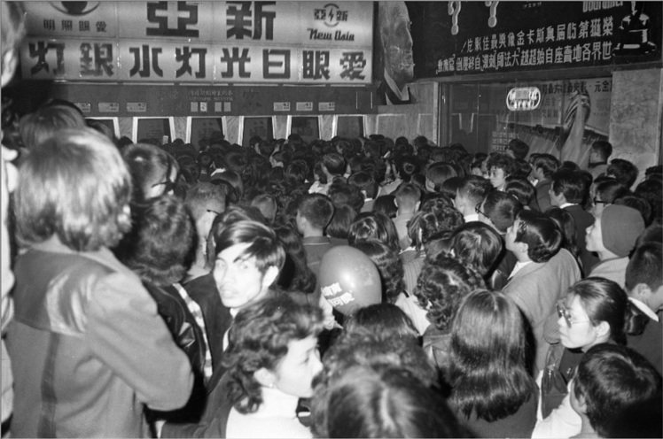 民國64年春節，西門町國賓戲院爆滿觀眾搶購「九霄驚魂」電影票的盛況。圖／報系資料照片