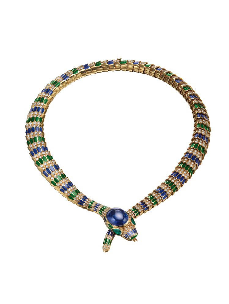 寶格麗1969年Serpenti項鍊，蛇頭鑲有cabochon切割藍寶石，蛇眼鑲嵌梨形切割綠寶石，鱗片鑲嵌藍、綠琺瑯，出現蛇咬住尾巴的設計。圖╱寶格麗提供