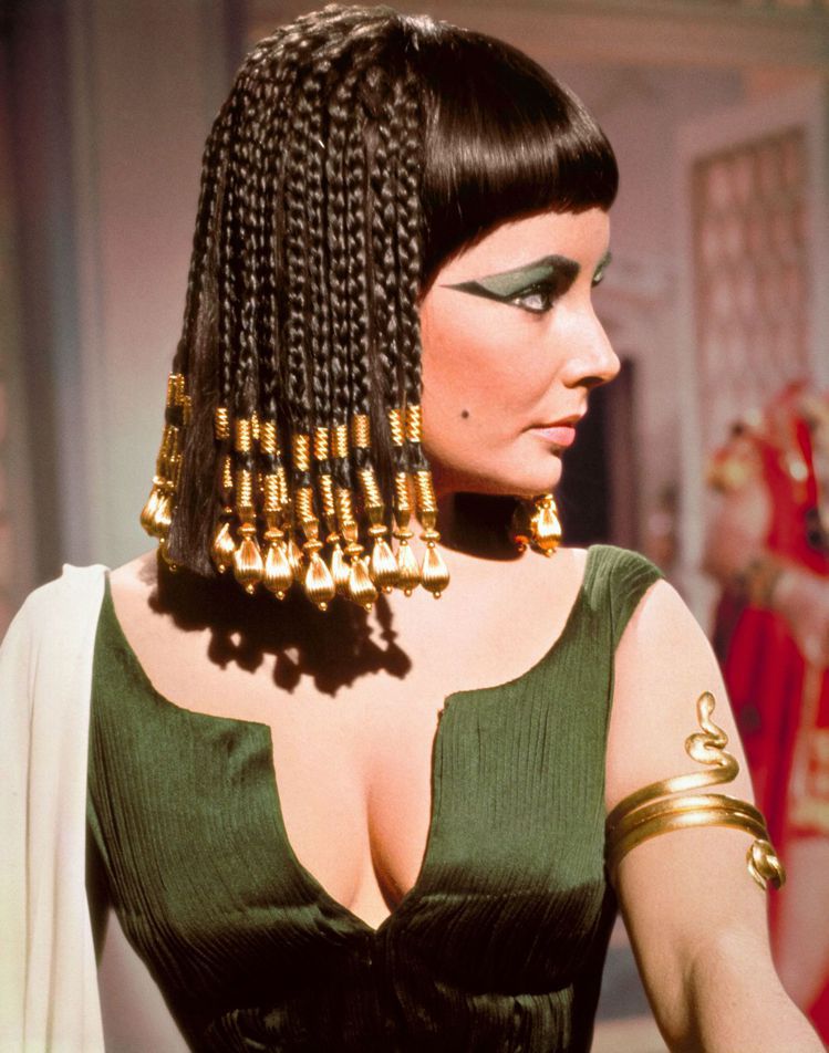 1960年代伊麗莎白泰勒拍攝「埃及豔后」配戴寶格麗蛇形珠寶。圖╱寶格麗提供