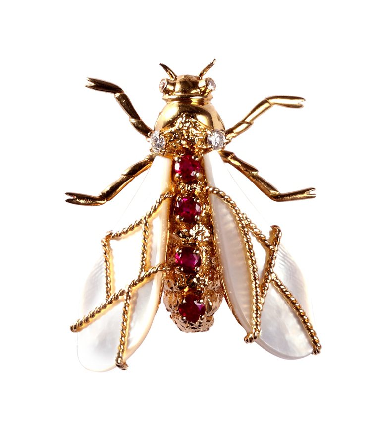 CHAUMET Circa 1970骨董蜜蜂別針，珍珠母貝打造翅膀，紅寶石與鑽石鑲在黃K金上。圖╱CHAUMET提供