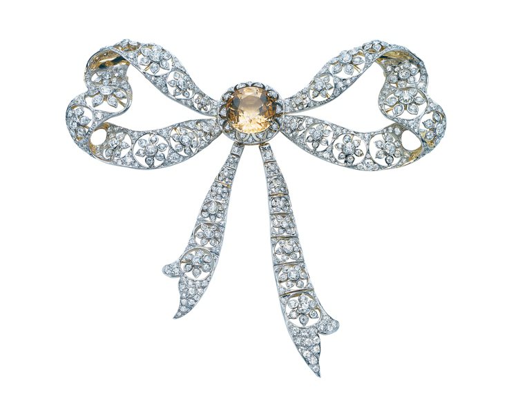Tiffany典藏庫1890～1900年蝴蝶結鑽石骨董胸針，鑲嵌黃水晶與鑽石。圖╱Tiffany提供