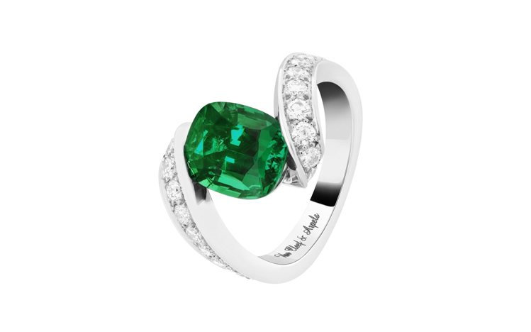Hirondelle祖母綠戒指，鉑金材質，鑲嵌圓形鑽石、1顆枕形切割祖母綠（2.7克拉）。圖／梵克雅寶提供