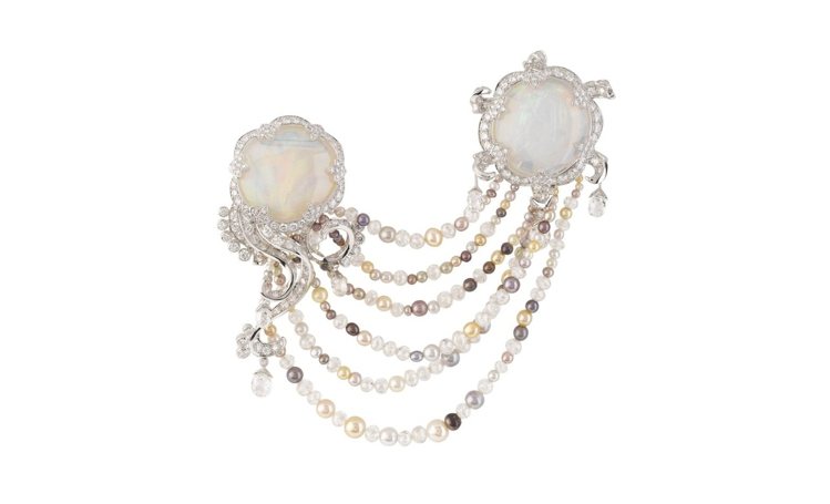 Meduse Lune胸針，白K金、鑽石、珍珠、2顆凸圓形切割白色蛋白石(各16.77、16.71克拉)。圖／梵克雅寶提供
