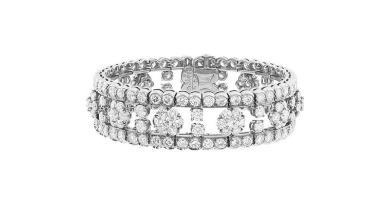 Snowflake鉑金鑽石手環是完美珠寶鑲嵌技藝的展現。圖／梵克雅寶提供