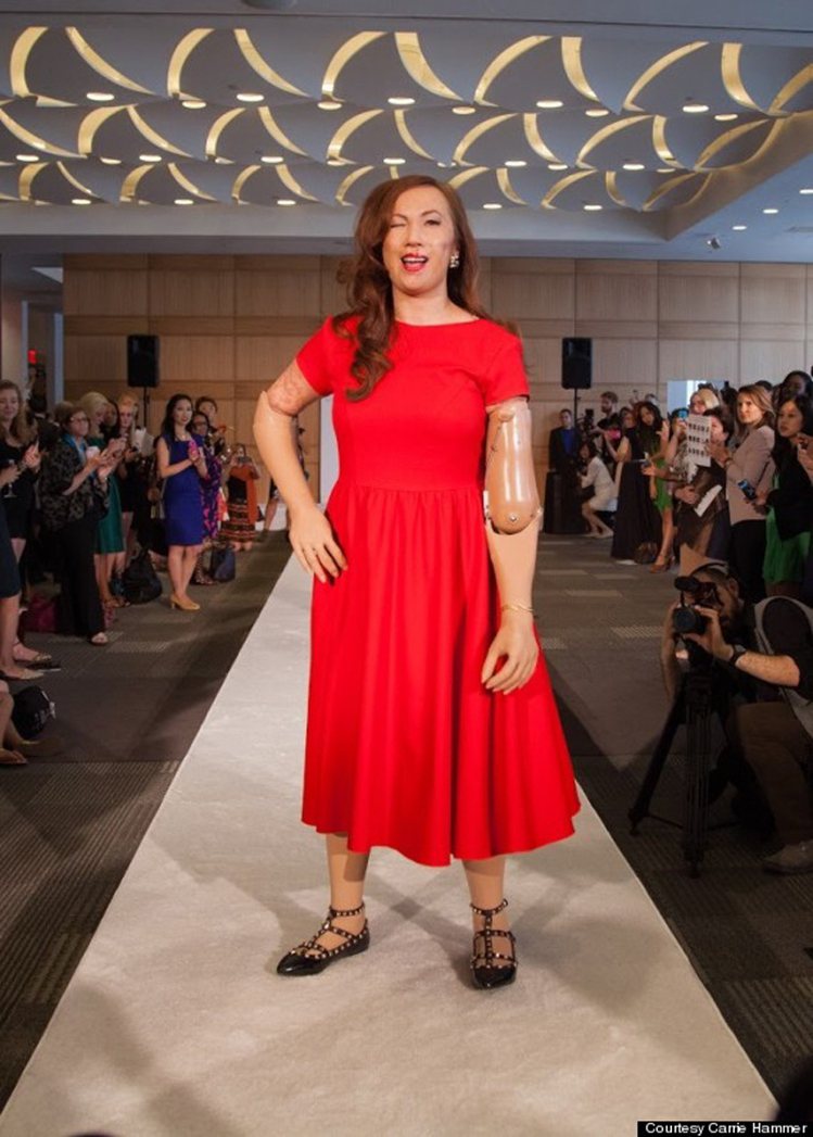 卡倫克雷斯波（Karen Crespo）成為第一名沒有四肢的人，走上紐約時裝周展台，實現了當模特兒的夢想圖／擷取自tumblr
