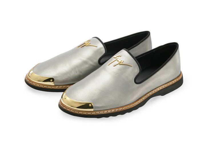 金屬LOGO裝飾皮革樂福鞋，售價26,800元。圖／Giuseppe Zanotti Design提供