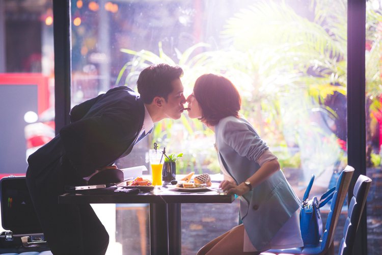 邱澤、柯佳嬿吃微光早餐、分享親吻，浪漫指數暴增。圖／東森提供