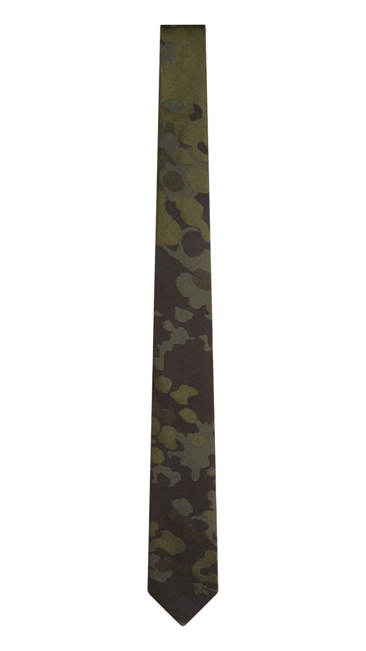 窄版剪裁迷彩羊毛絲質領帶，售價7,600元。圖／BURBERRY提供