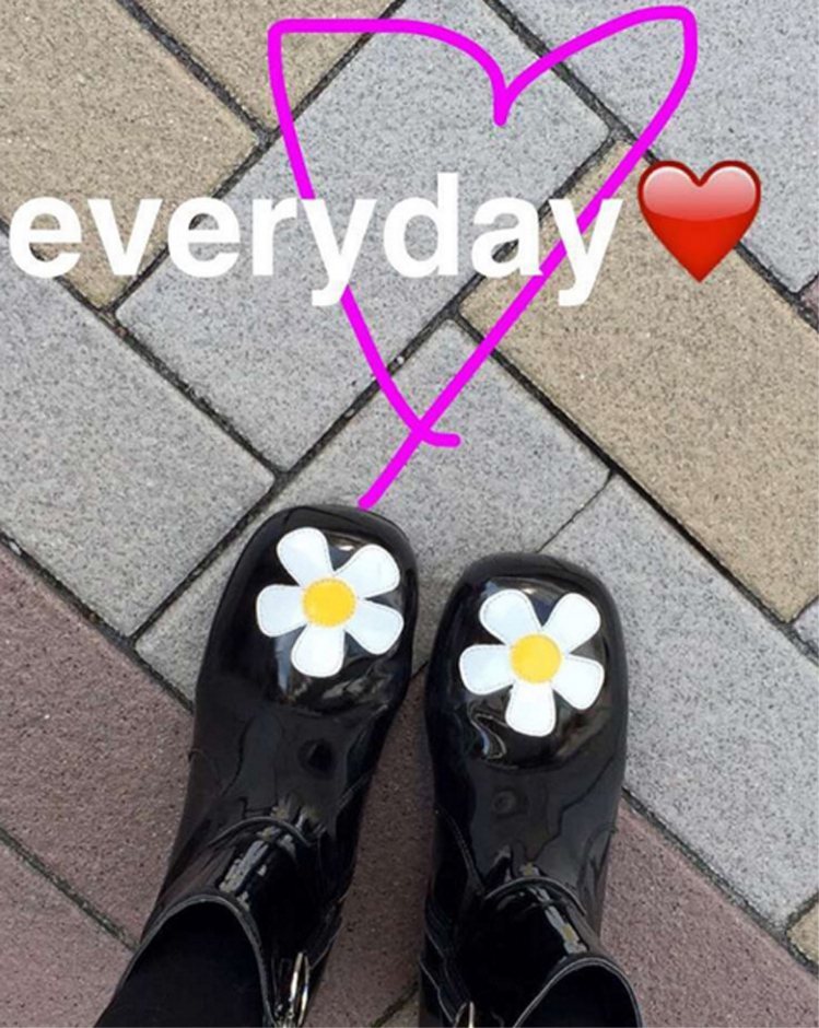 來自洛杉磯的品牌，鞋面上的小花裝點出俏皮清新的質感。希子選擇的黑色款百搭又時髦，穿上它就算下雨天也能擁有好心情。圖／擷自instagram