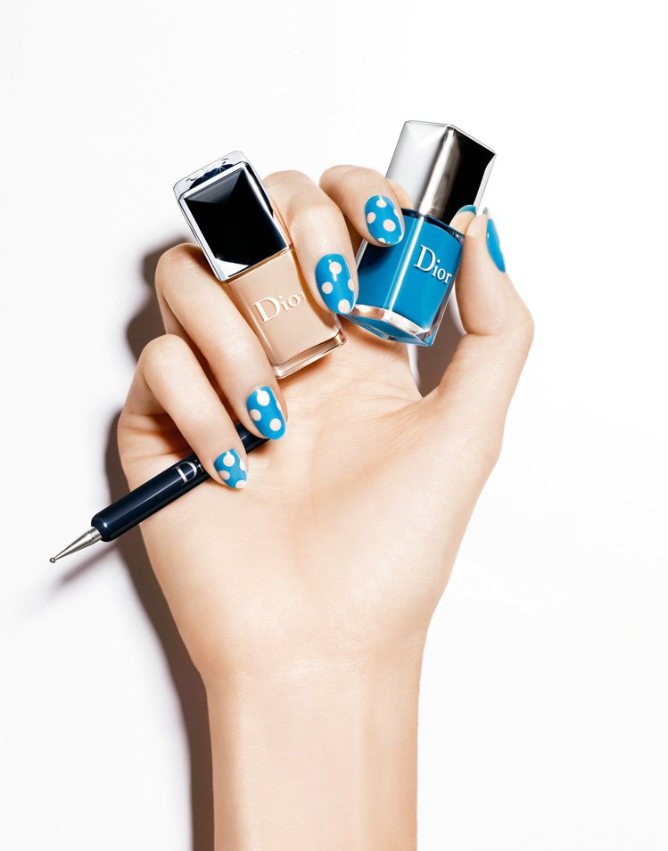 迷人的波卡圓點是時尚界的不敗經典元素，Dior迪奧即將於5月1日上市的「霓夏點彩」系列夏季限量彩妝，融合波卡圓點概念與湛藍、嫩橘、清新裸色調，創造有如繽紛泡泡的絢麗季節風情。圖／迪奧提供