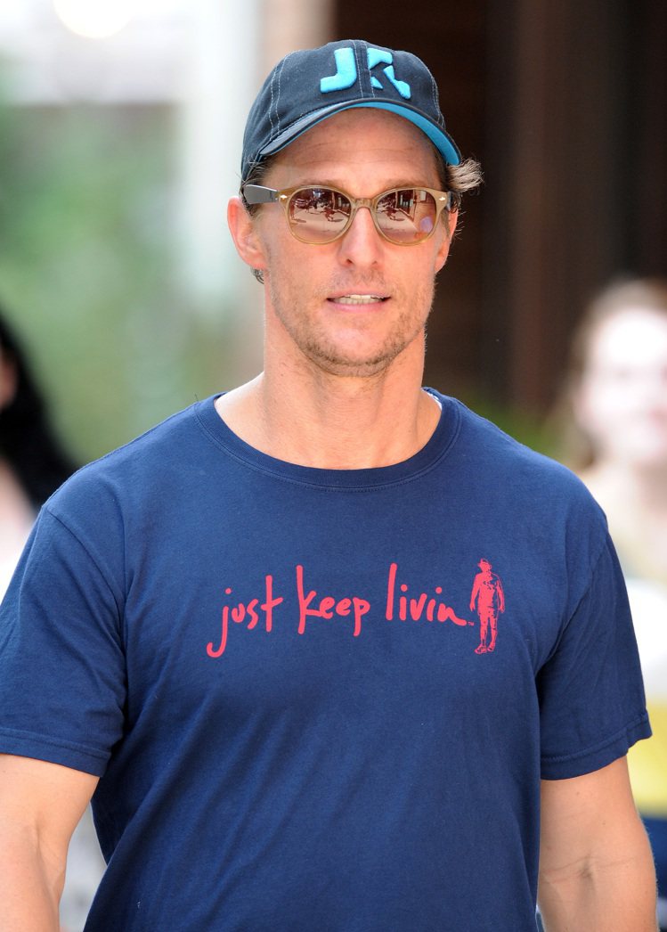 馬修麥康納身上穿的正是 Just Keep Livin’T恤。圖／達志影像