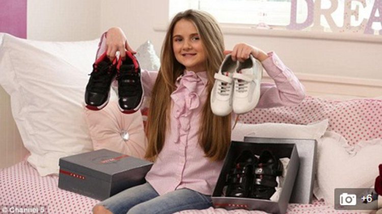 11歲的莉莉蕾收藏30雙以上的設計款鞋子，她的爸爸月花近5萬元替她治裝。圖／擷自英國每日郵報