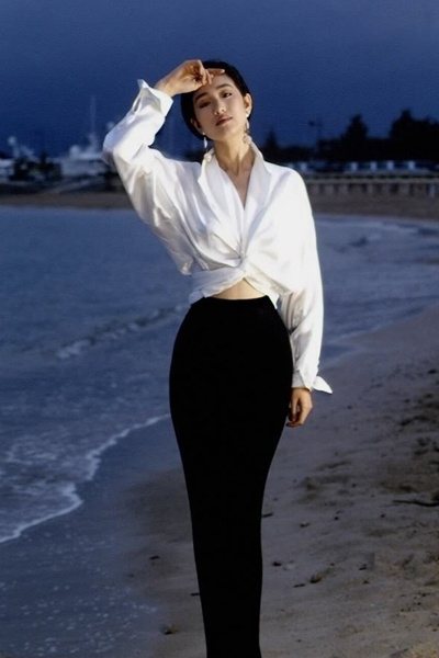 1993年5月，鞏俐在海邊留影。圖文：悅己網