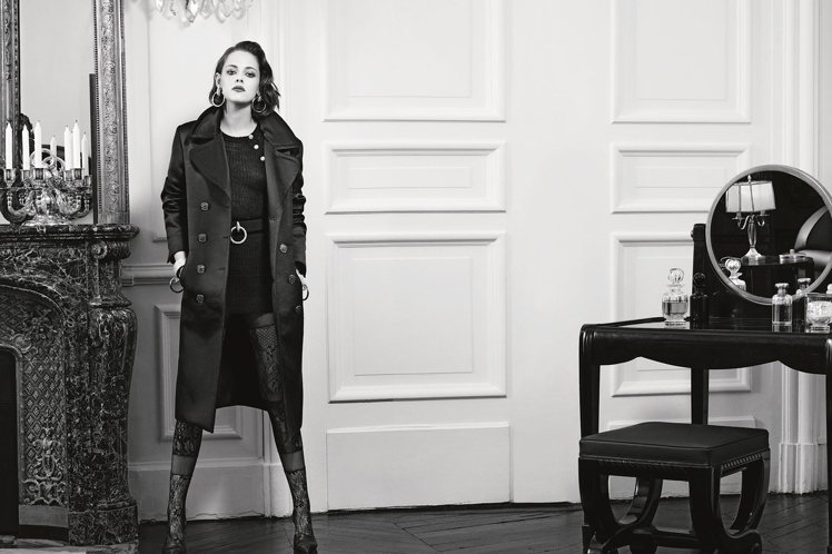 Kristen Stewart在Chanel的Paris in Rome Métiers d'Art系列中展示了自己最狂野的一面，包括蕾絲絲襪的一身服裝讓人聯想到典型的意大利尤物。盡管這已經是Kristen Stewart為Chanel拍攝的第五套廣告大片，但這也毫不影響這次廣告大片帶來的驚豔感。在接受《WWD》采訪時，Kristen Stewart說道：Karl Lagerfeld在廣告大片中顛覆了我的慣有風格，他總是能把一個人自己都未察覺的一面給發掘出來。圖文：悅己網