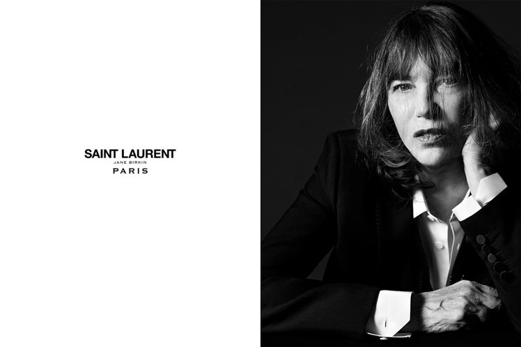 法國國寶級的藝術家Jane Birkin登上Saint Laurent最新的Music Project大片中。該系列圖片同樣由設計總監Hedi Slimane親自執鏡，攝於巴黎。Jane Birkin身穿的就是該系列中的Le Smoking禮服。圖文：悅己網