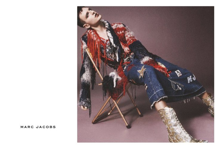 Marc Jacobs在其2016春夏系列服裝大片中邀請到了Ru Paul真人變裝秀節目中的選手Dan Donigan （昵稱Milk）為模特。Dan Donigan在變裝秀中接連過關斬將，最終在第六集後被淘汰。圖文：悅己網