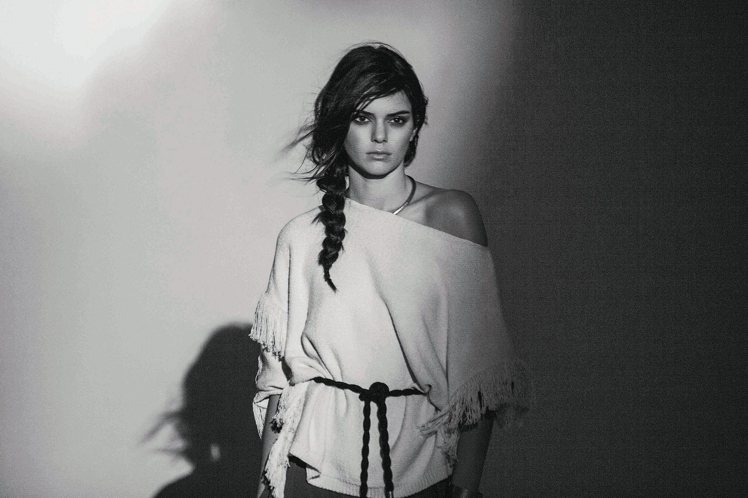 時尚界紅人Kendall Jenner為Mango的最新服裝大片出鏡，該系列設計靈感來自於原始部落。圖文：悅己網