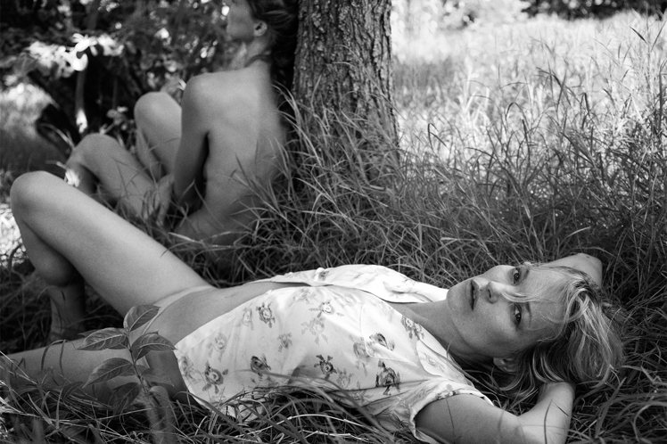 出身模特的Daria Werbowy這次為Kate Moss拍攝了一組Equipment品牌的服裝大片，沒有造型，沒有化妝，而拍攝效果也非常好。圖片攝於穆斯蒂克。Kate Moss躺在草地上，而Daria Werbowy則是在背景中赤身裸體貼著樹幹。圖文：悅己網