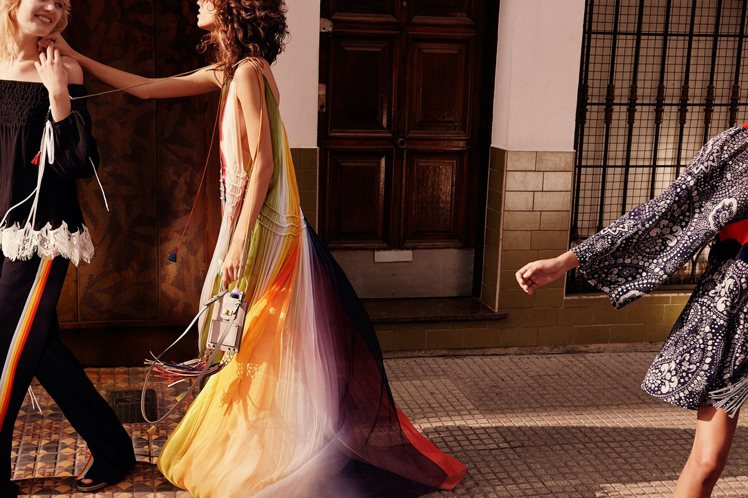 阿根廷布宜諾斯艾利斯，Chloé的最新廣告大片再次讓人想要享受溫暖的假日時光。夏日來臨之後，大家也就可以穿上可愛而又淑女的印花絲質裙裝了。圖文：悅己網