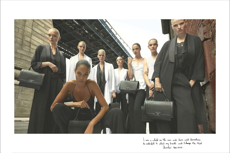 Givenchy的最新廣告大片是一封寫給紐約的情書，並致敬品牌的價值觀——愛，團隊及家庭。圖中，Givenchy標志性的包包一共出現了8次。圖文：悅己網