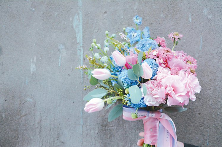 繡球花顏色繽紛、花團錦簇造型適合做新娘捧花。 圖／巧偶提供
