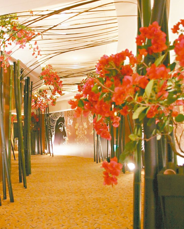 新中國風以大量紅色系花材為主題。 圖／台北喜來登飯店提供