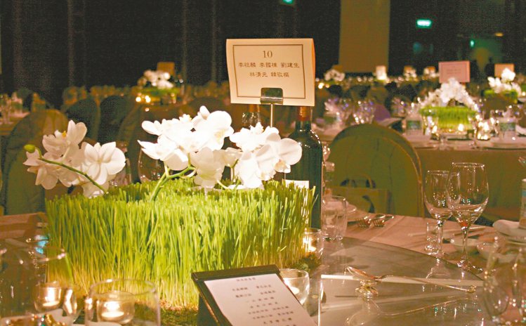 環保自然風以小麥草為桌花。 圖／台北喜來登飯店提供