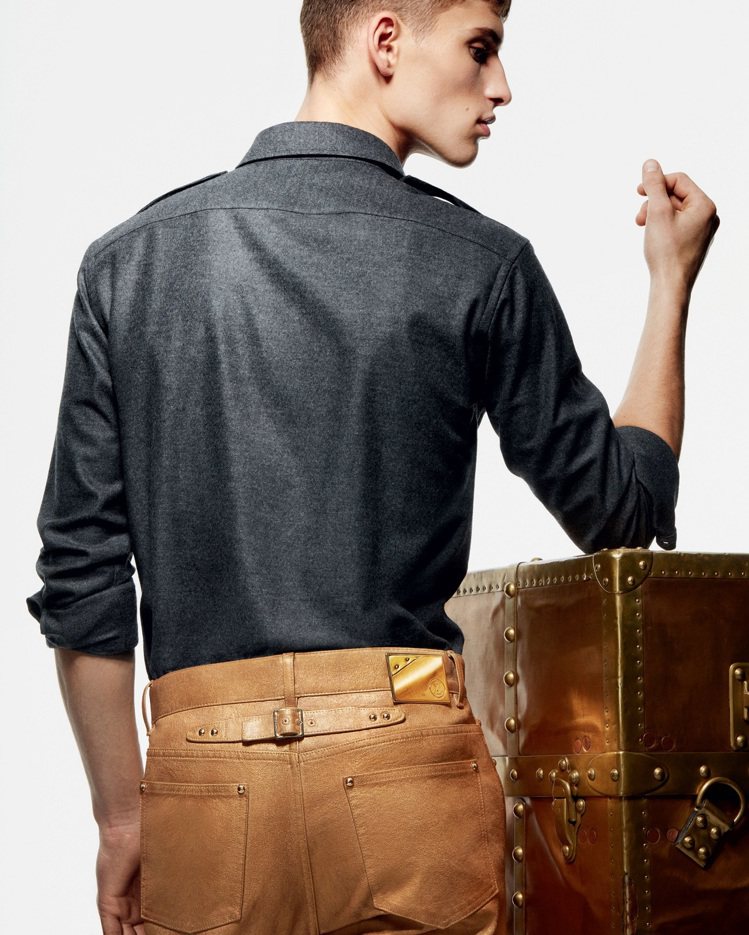 男性推出完整的丹寧系列，限量推出以行李箱為靈感的5款褲型，圖為金色表面處理、以1903年銅製行李箱為靈感的款式，81,500元，全球限量101件。圖／LV提供