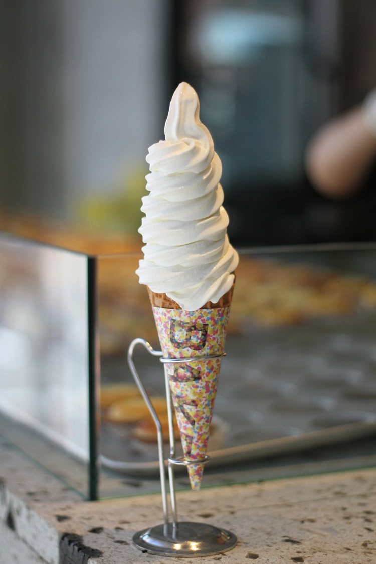 新光三越南西店三館BAKE CHEESE TART極上牛乳霜淇淋120元，日銷200支。圖╱BAKE CHEESE TART提供