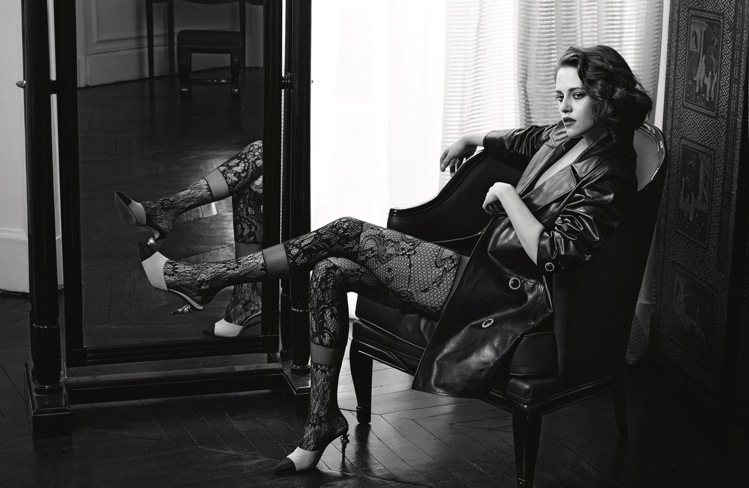 女星克莉絲汀史都華在香奈兒2016「巴黎在羅馬」工坊系列形象廣告中化身為義大利黑白電影的女主角。圖/香奈兒提供