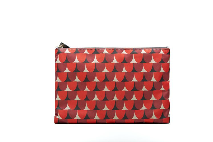 RED Valentino幾何圖紋手拿包，7,500元。圖／RED Valentino提供