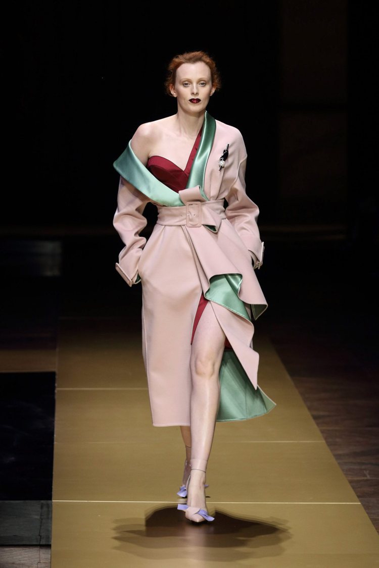 英國超模Karen Elson以喀什米爾粉色大衣為Atelier Versace高級訂製服系列揭開序幕。圖／歐新社