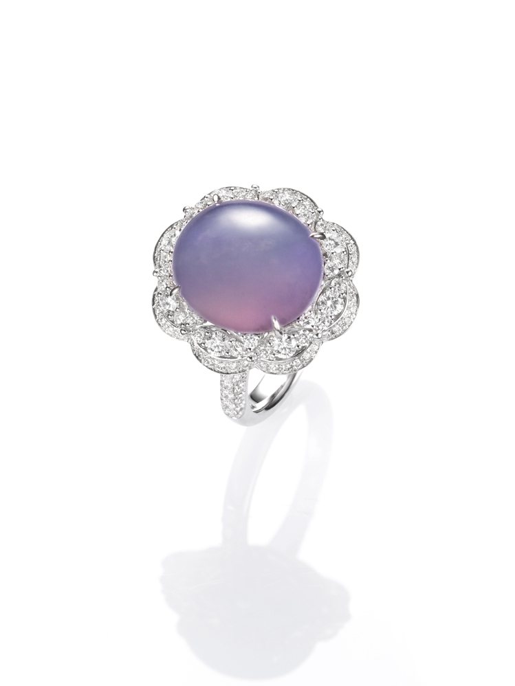 蛋面紫羅蘭翡翠鑲鑽花形戒指，63萬8,000元。圖／玉世家提供