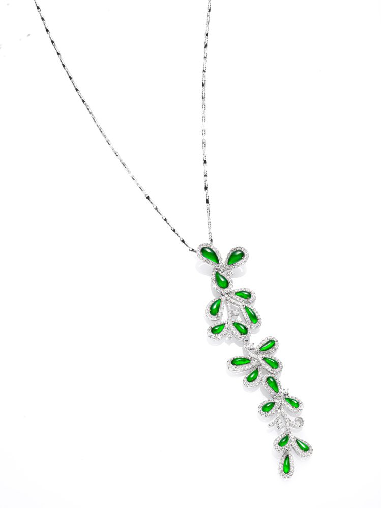 玻璃種翡翠葉形鑲鑽項鍊墜飾，968,000元（不含項鍊）。圖／玉世家提供