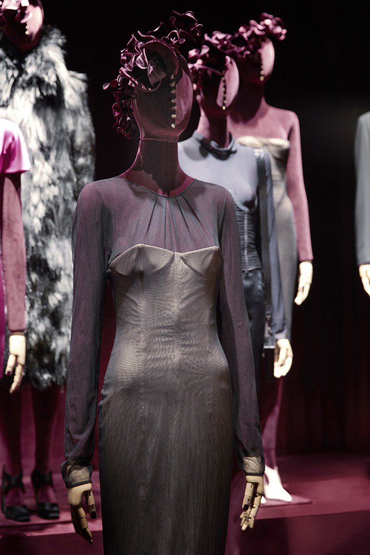 Gucci 佛羅倫斯博物館內 Tom Ford 展間 服裝展間。圖／Gucci提供